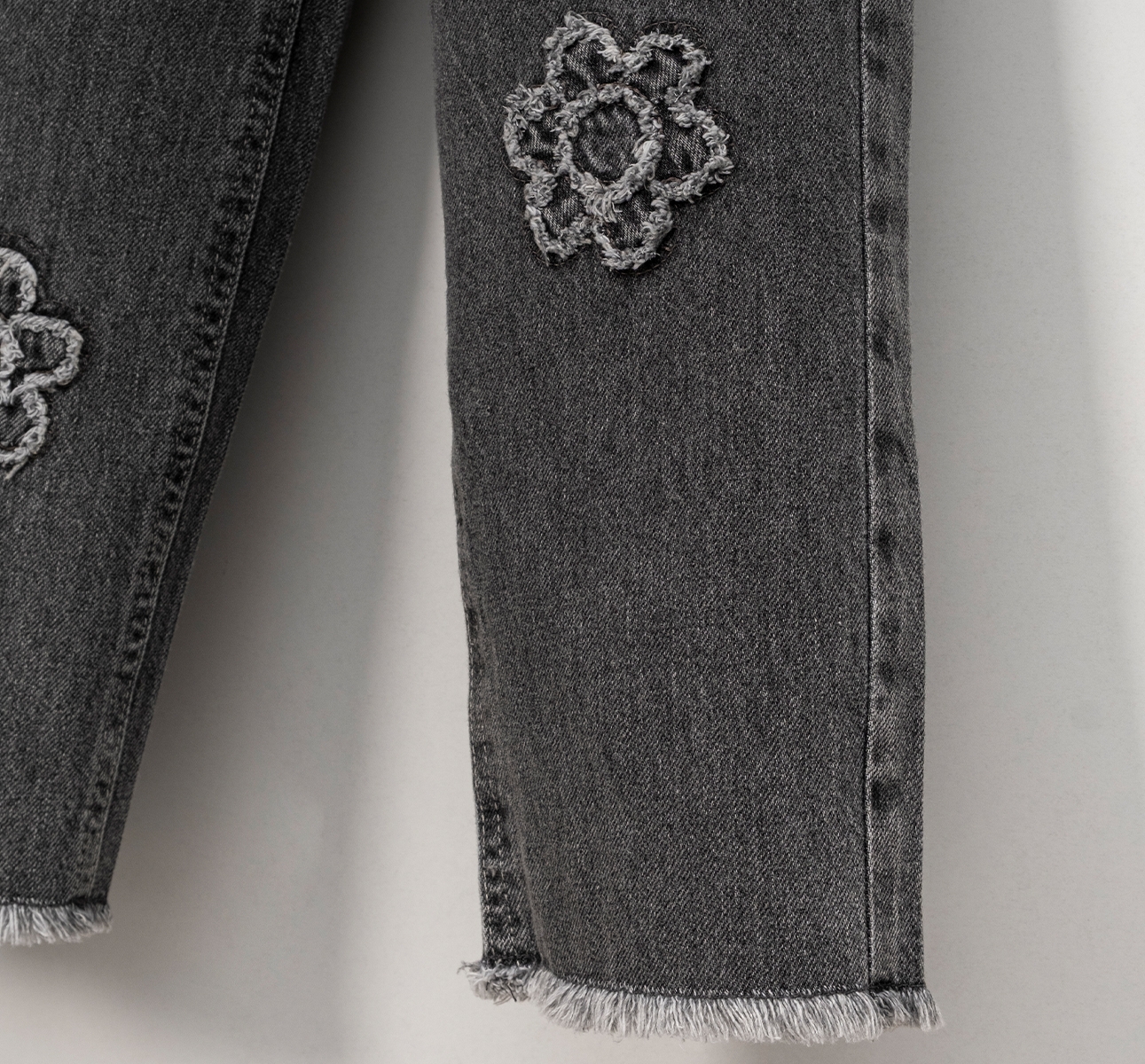 GIRL 5-8 AGE DAISY EMBROIDERED JEANS